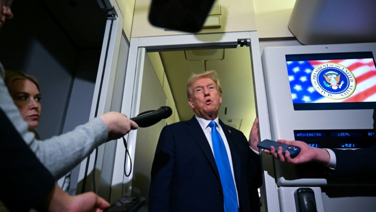 US-Präsident Donald Trump an Bord der Air Force One US-Präsident Donald Trump an Bord der Air Force One