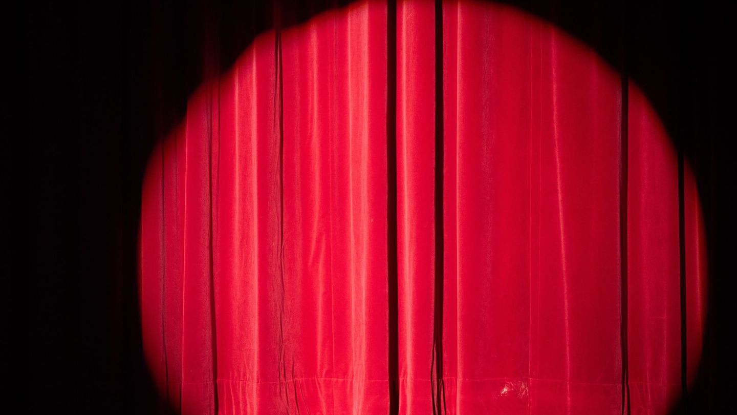 Die Bühnen in Rheinland-Pfalz, dem Saarland und Baden-Württemberg sind bereit für die Tournee von Comedian Habekost. (Symbolbild Die Bühnen in Rheinland-Pfalz, dem Saarland und Baden-Württemberg sind bereit für die Tournee von Comedian Habekost. (Symbolbild