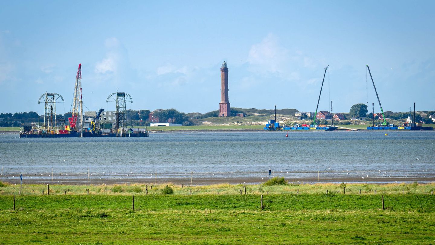 Vom Festland aus ist das Kabelverlegeschiff "Barbarossa" im Watt vor Norderney zu sehen. Foto: Sina Schuldt/dpa