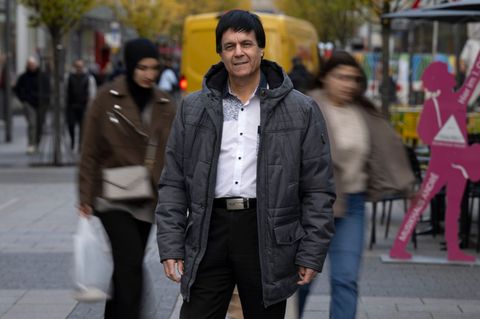 Abdelkader Rafoud sagt in der Fußgängerzone, deutsch aussehende Menschen sehe man dort wenig. Foto: Boris Roessler/dpa