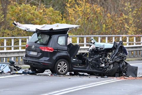 Der schwarze Pkw wurde völlig zerstört. Das Dach des Wagens ist größtenteils abgerissen. Foto: Swen Pförtner/dpa Der schwarze Pkw wurde völlig zerstört. Das Dach des Wagens ist größtenteils abgerissen. Foto: Swen Pförtner/dpa