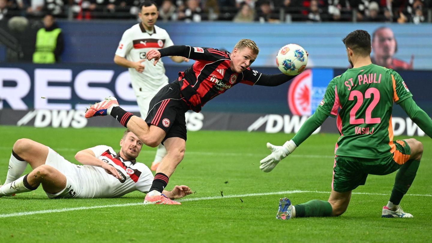 Frankfurts Jonathan Burkardt erzielte beim 2:0 gegen den FC St. Pauli seine Bundesliga-Saisontore fünf und sechs. Foto: Arne Ded Frankfurts Jonathan Burkardt erzielte beim 2:0 gegen den FC St. Pauli seine Bundesliga-Saisontore fünf und sechs. Foto: Arne Ded