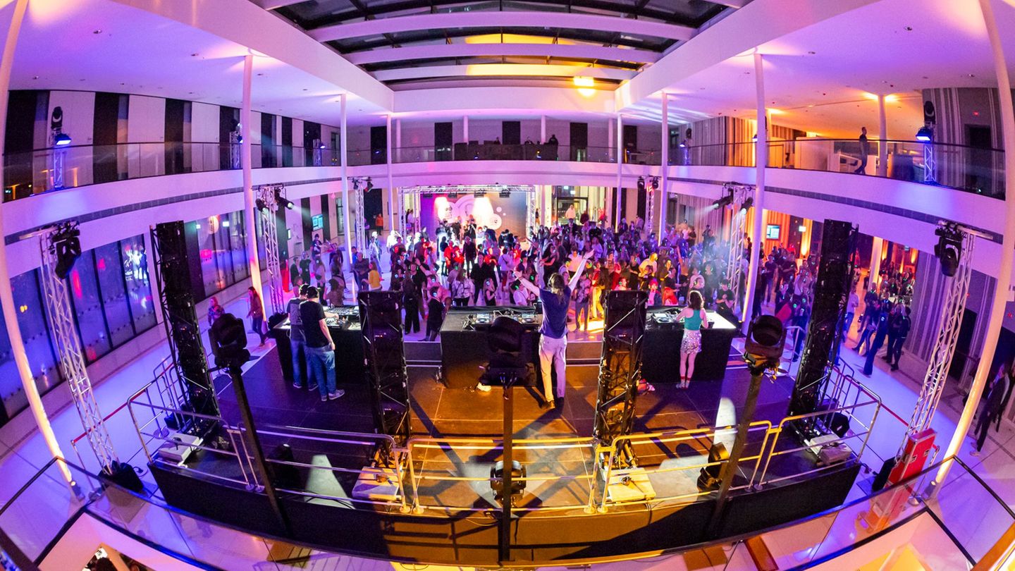 Celebrate with headphones: Silent Party: State Parliament becomes a club for six hours Celebrate with headphones: Silent Party: State Parliament becomes a club for six hours
