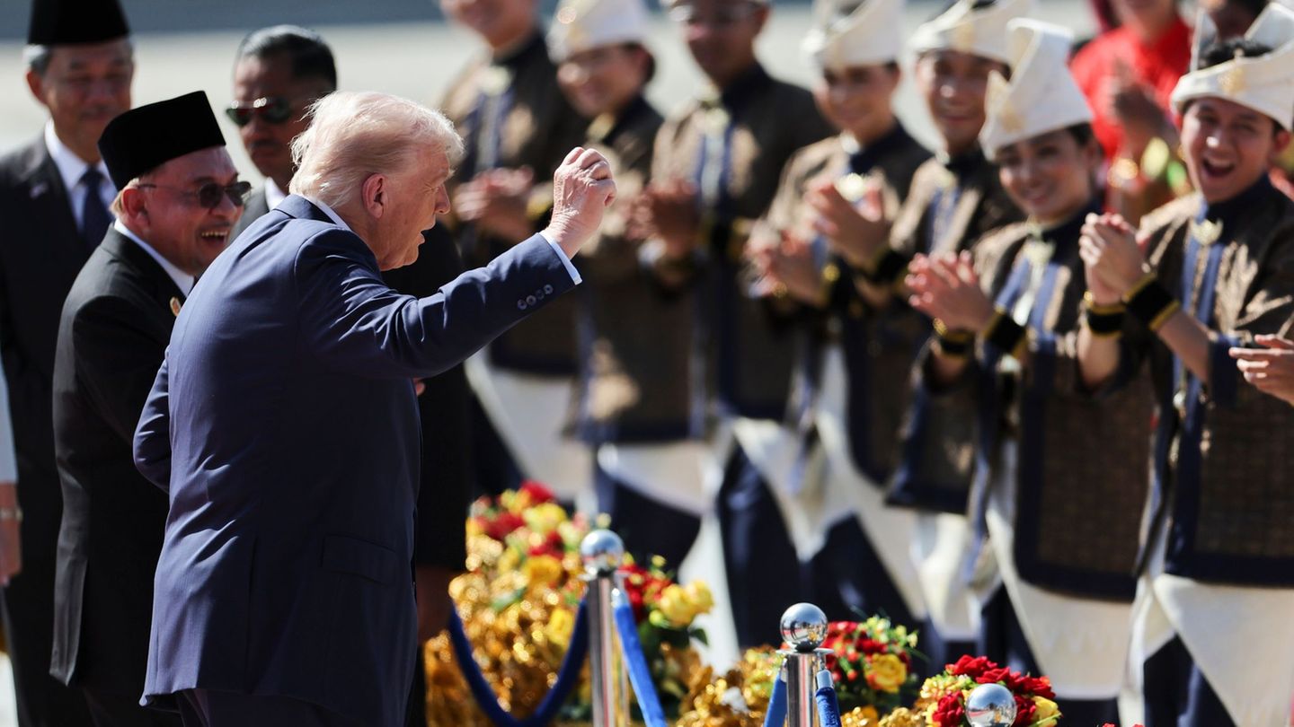 Asia trip: Trump dances when landing in Malaysia Asia trip: Trump dances when landing in Malaysia