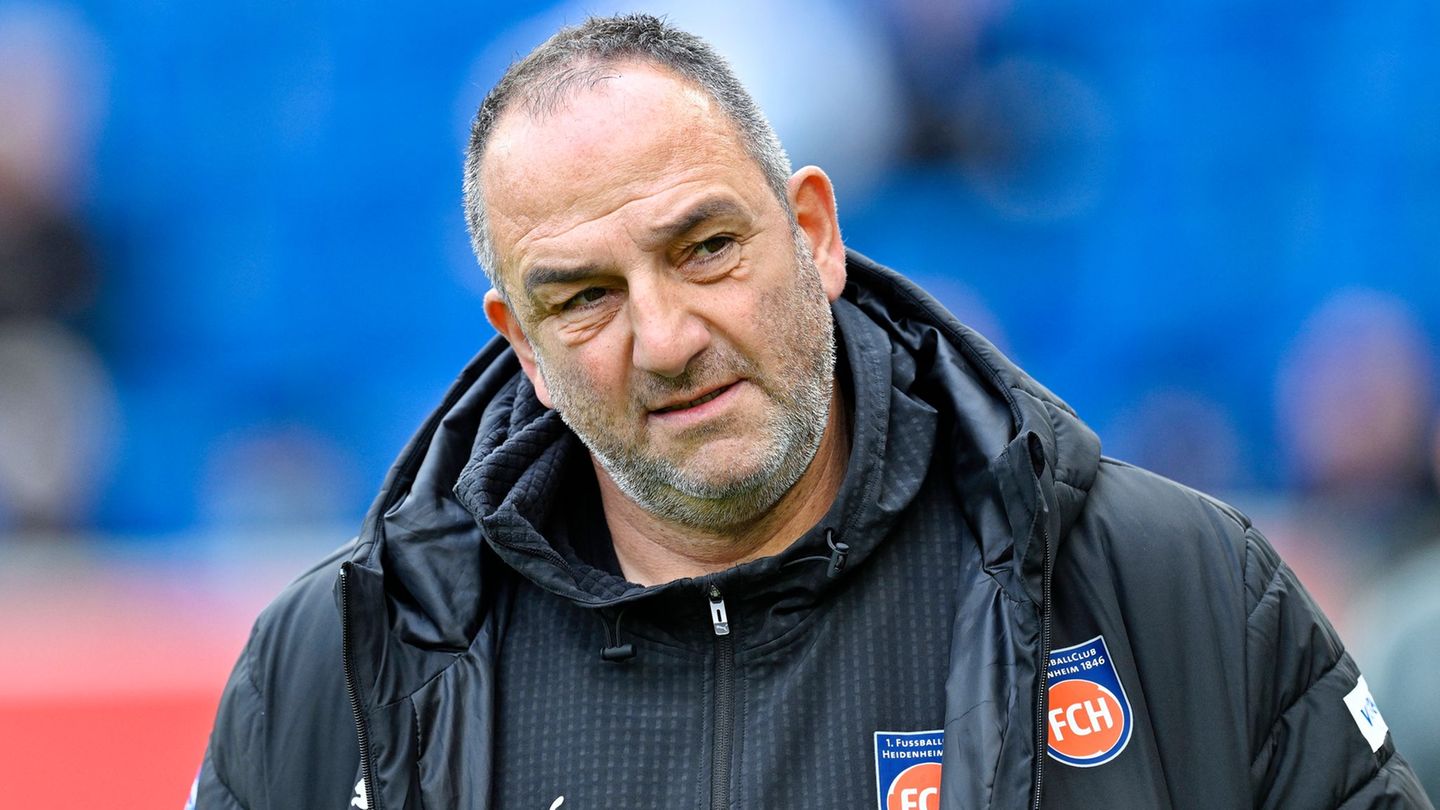 Tief frustriert: Heidenheims Trainer Frank Schmidt nach der Niederlage bei Hoffenheim. Foto: Uwe Anspach/dpa Tief frustriert: Heidenheims Trainer Frank Schmidt nach der Niederlage bei Hoffenheim. Foto: Uwe Anspach/dpa