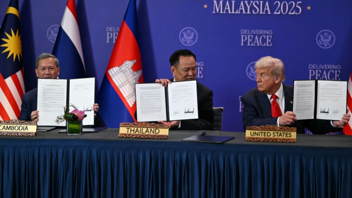 Hun Manet (links), Anutin Charnvirakul (Mitte) und Trump nach der Unterzeichnung Hun Manet (links), Anutin Charnvirakul (Mitte) und Trump nach der Unterzeichnung