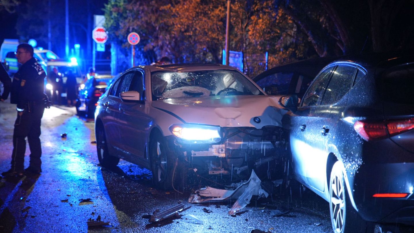 Der Fahrer des Unfallwagens kam mit Verletzungen in ein Krankenhaus. Foto: Enrique Kaczor/onw-images/dpa Der Fahrer des Unfallwagens kam mit Verletzungen in ein Krankenhaus. Foto: Enrique Kaczor/onw-images/dpa