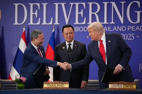 "Asean"-Gipfeltreffen: Wieder ein Vermittler: Donald Trump auf dem Asean-Gipfel in Malaysia mit Thailands Ministerpräsident Anutin Charnvirakul (Mitte) und seinem kambodschanischen Amtskollegen Hun Manet Wieder ein Vermittler: Donald Trump auf dem Asean-Gipfel in Malaysia mit Thailands Ministerpräsident Anutin Charnvirakul (Mitte) und seinem kambodschanischen Amtskollegen Hun Manet