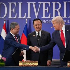 Wieder ein Vermittler: Donald Trump auf dem Asean-Gipfel in Malaysia mit Thailands Ministerpräsident Anutin Charnvirakul (Mitte) und seinem kambodschanischen Amtskollegen Hun Manet