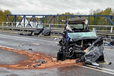 Ein völlig zerstörter schwarzer Pkw. Das Dach des Wagens ist größtenteils abgerissen Ein völlig zerstörter schwarzer Pkw. Das Dach des Wagens ist größtenteils abgerissen