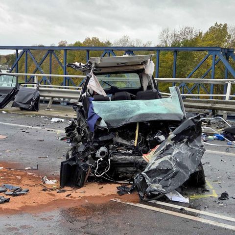 Ein völlig zerstörter schwarzer Pkw. Das Dach des Wagens ist größtenteils abgerissen Ein völlig zerstörter schwarzer Pkw. Das Dach des Wagens ist größtenteils abgerissen