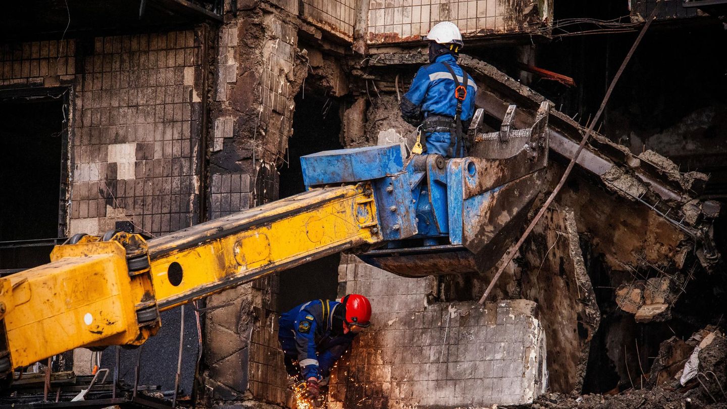 26. Oktober: Alltagsroutine Feuerwehrleute arbeiten in einem zerstörten Wohnhaus nach einem russischen Drohnenangriff