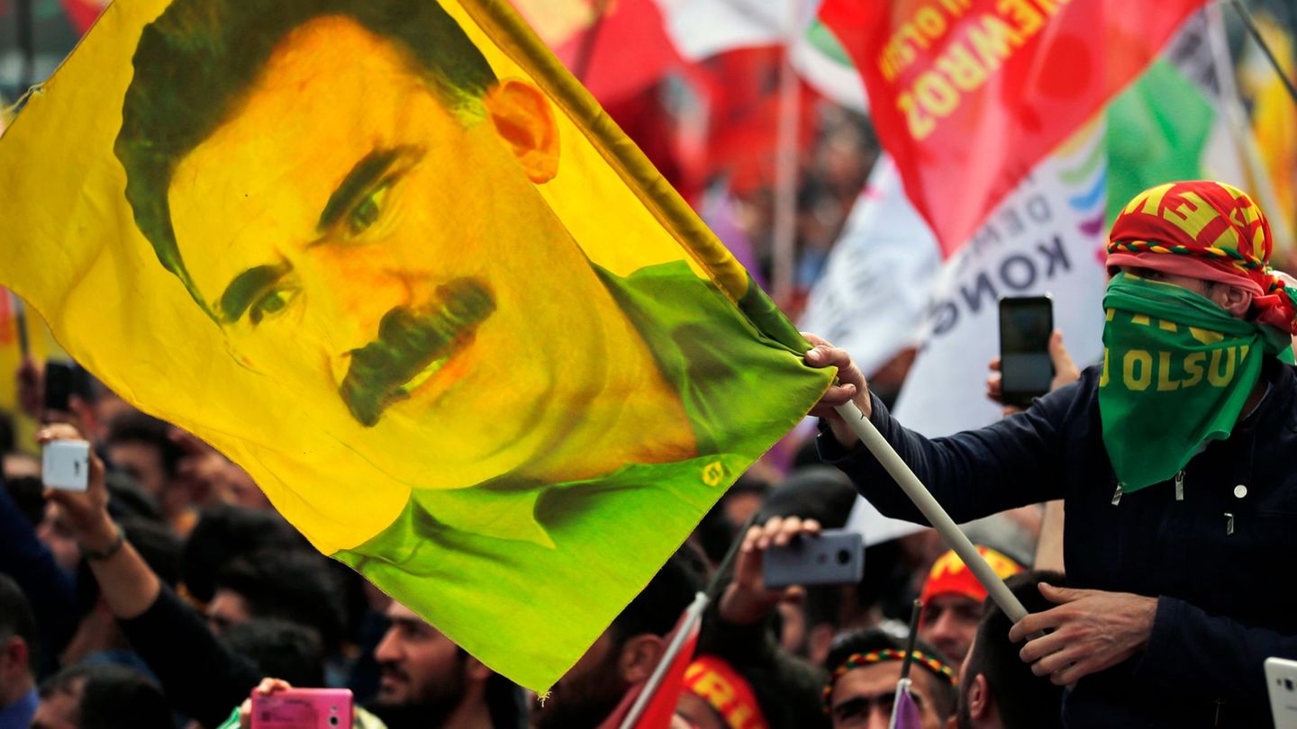 Öcalan hatt die PKK im Februar zur Auflösung aufgerufen. (Archivbild) Foto: Lefteris Pitarakis/AP/dpa Öcalan hatt die PKK im Februar zur Auflösung aufgerufen. (Archivbild) Foto: Lefteris Pitarakis/AP/dpa