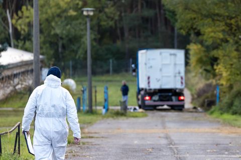 Experten in Schutzanzügen sind in Neuhardenberg im Einsatz, weil dort 80.000 Enten in einem Betrieb wegen der Vogelgrippe getöte