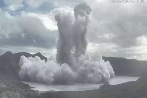 Bis zu zwei Kilometer hoch: Vulkan bricht mit spektakulärer Aschewolke aus Bis zu zwei Kilometer hoch: Vulkan bricht mit spektakulärer Aschewolke aus