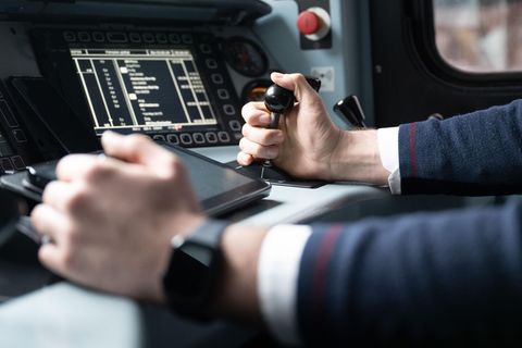 Insbesondere im operativen Bereich sucht die Bahn weiterhin Personal - und stellt nun trotz Krise Tausende Auszubildende ein. (A Insbesondere im operativen Bereich sucht die Bahn weiterhin Personal - und stellt nun trotz Krise Tausende Auszubildende ein. (A
