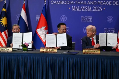 Hun Manet (links), Anutin Charnvirakul (Mitte) und Trump nach der Unterzeichnung