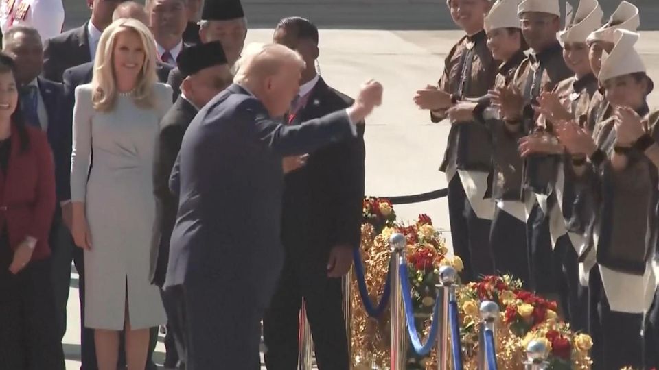 Tanzender Trump: US-Präsident legt Freudentanz bei Empfang in Malaysia hin US-Präsident tanzt vor seinem Empfang in Malaysia