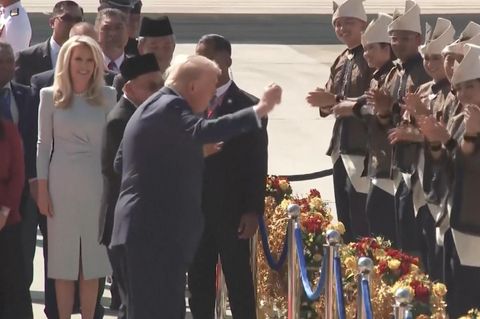 Tanzender Trump: US-Präsident legt Freudentanz bei Empfang in Malaysia hin US-Präsident tanzt vor seinem Empfang in Malaysia