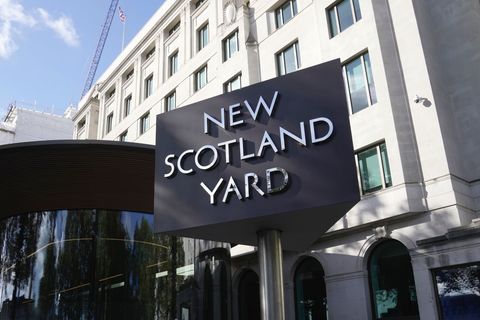 Die Londoner Polizei hat einen versehentlich entlassenen Sexualstraftäter gefasst. (Symbolfoto) Foto: Kin Cheung/AP/dpa