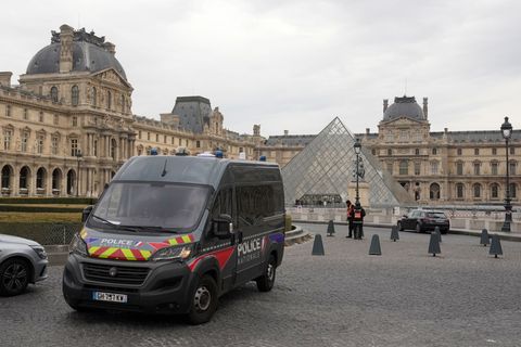 Die Ermittler melden nach dem Raubüberfall auf den Louvre einen Fahndungserfolg. (Archivbild) Foto: Thibault Camus/AP/dpa Die Ermittler melden nach dem Raubüberfall auf den Louvre einen Fahndungserfolg. (Archivbild) Foto: Thibault Camus/AP/dpa