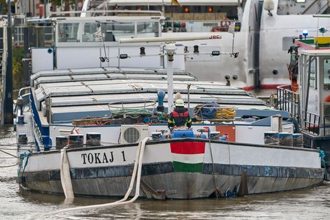 Der Frachter wird ausgepumpt. Foto: Sascha Ditscher/dpa