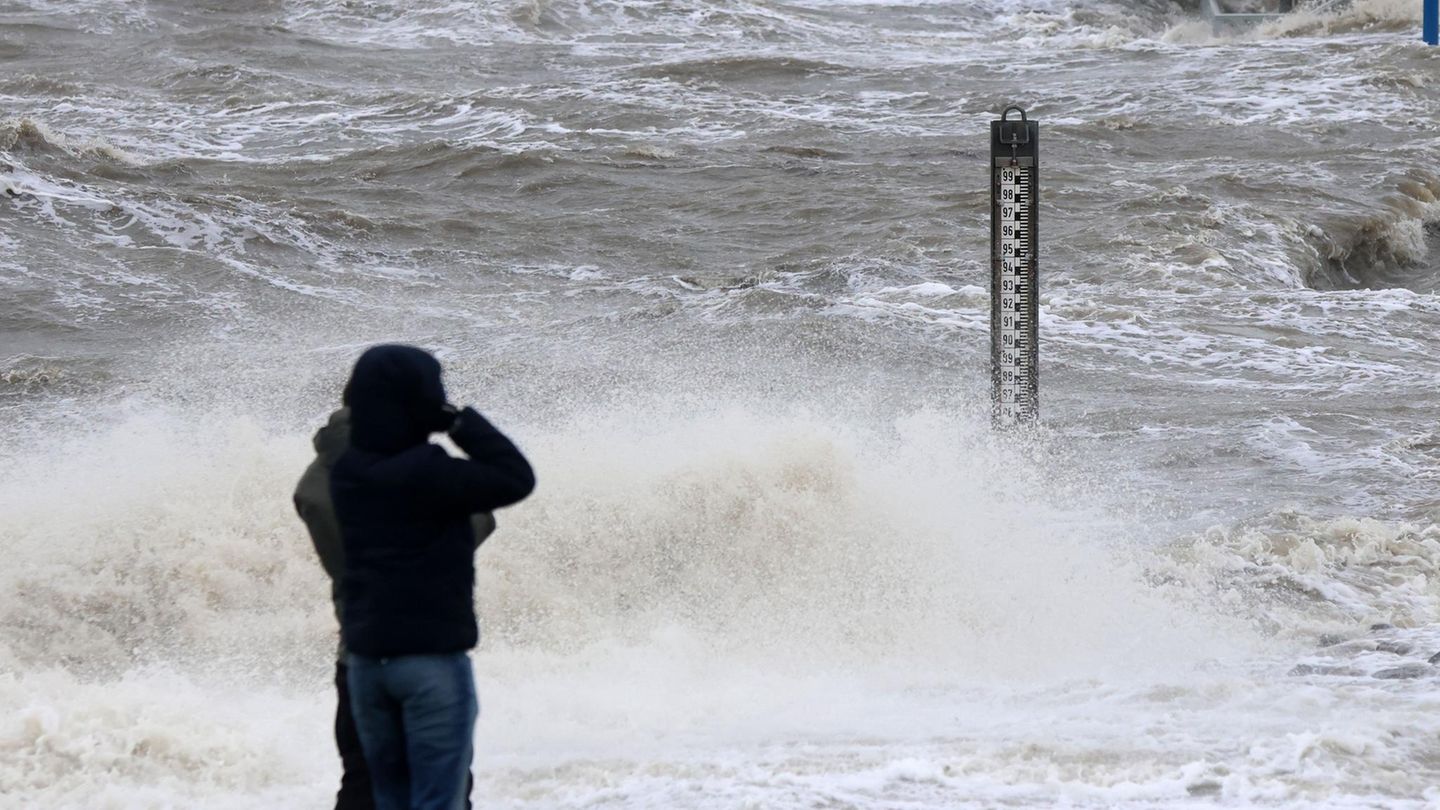 Das Wasser der Nordsee peitscht bei einer Sturmflut am Fähranleger ans Ufer Das Wasser der Nordsee peitscht bei einer Sturmflut am Fähranleger ans Ufer