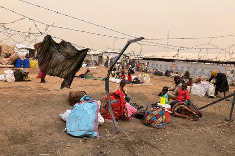 Im Sudan herrscht seit April 2023 ein blutiger Machtkampf zwischen De-facto-Machthaber Abdel-Fattah al-Burhan und seinem einstig Im Sudan herrscht seit April 2023 ein blutiger Machtkampf zwischen De-facto-Machthaber Abdel-Fattah al-Burhan und seinem einstig