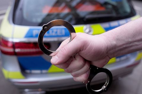 In der Nähe des Supermarkts wurde der tatverdächtige junge Mann vorläufig festgenommen, nun ist er in Polizeigewahrsam. (Symbolb