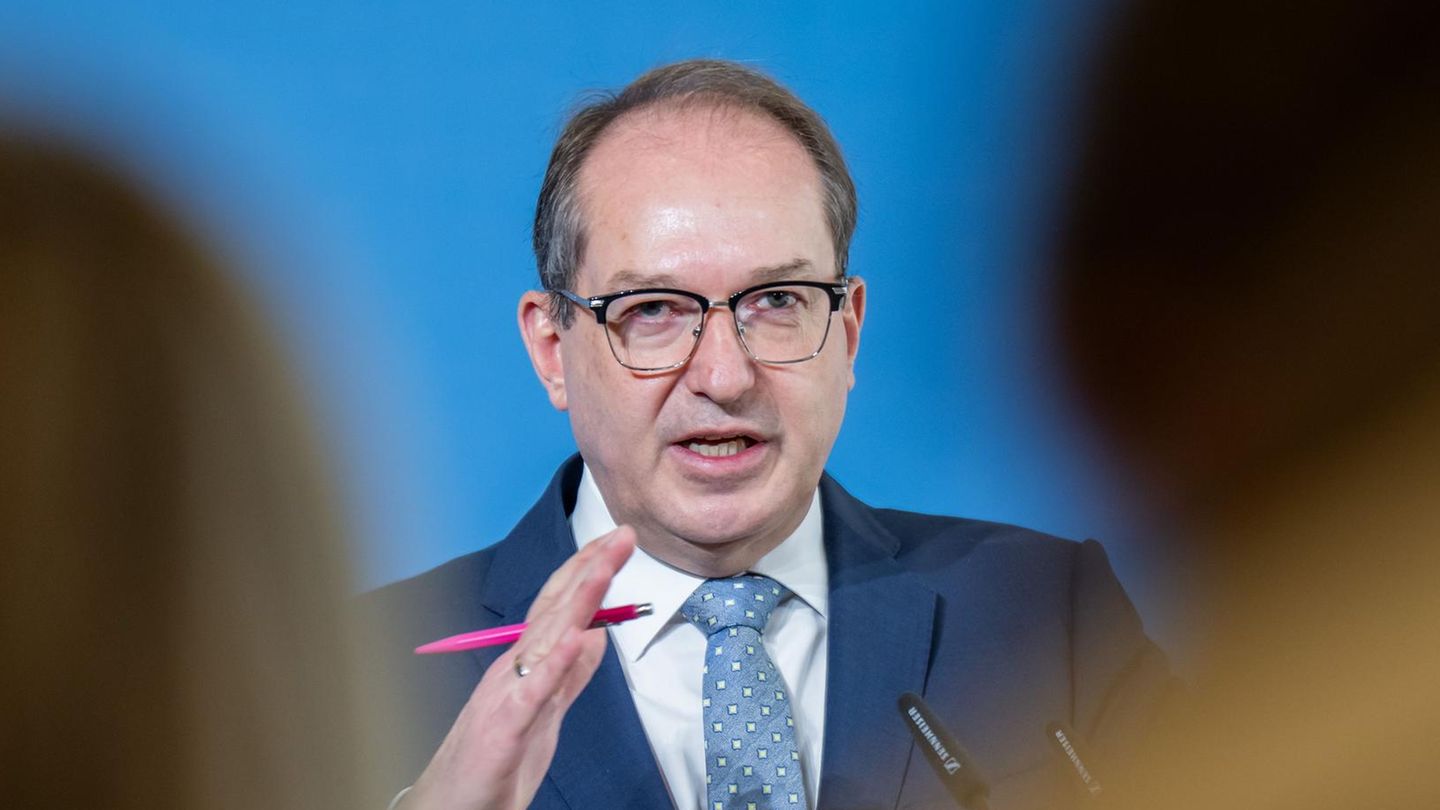 Alexander Dobrindt wants to prepare students for possible war