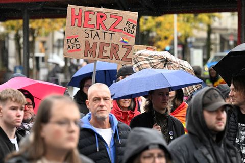 Mit Regenschirmen und selbstgebastelten Transparenten versammelten sich die Demonstranten auf dem Neheimer Markt. Foto: Roberto