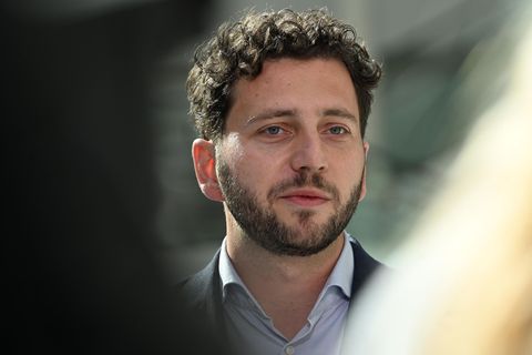 Die Aussagen des Kanzlers seien ihm zu pauschal, sagt der Co-Vorsitzende der Grünen, Felix Banaszak. (Archivbild) Foto: Shireen