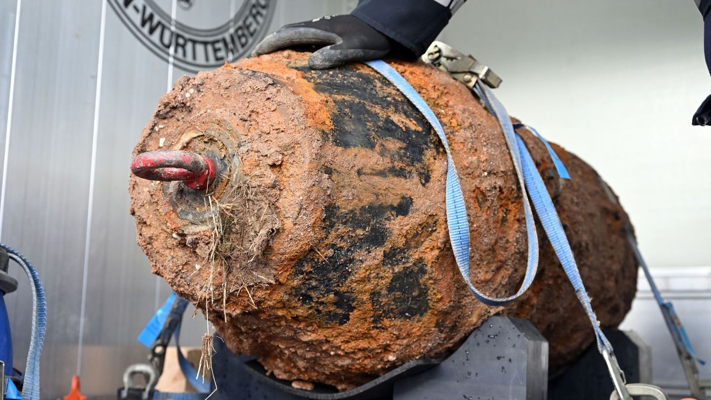 Die Bombe wiegt eine halbe Tonne. Foto: Uli Deck/dpa Die Bombe wiegt eine halbe Tonne. Foto: Uli Deck/dpa