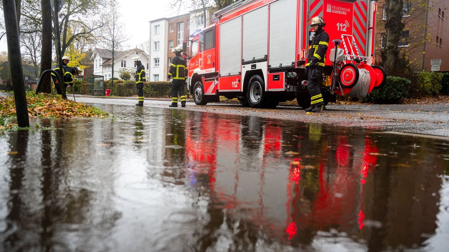 Regenwasser überschwemmt eine Straße in Hamburg-Lohbrügge, weil Herbstlaub die Gullys verstopft. Foto: Daniel Bockwoldt/dpa Regenwasser überschwemmt eine Straße in Hamburg-Lohbrügge, weil Herbstlaub die Gullys verstopft. Foto: Daniel Bockwoldt/dpa