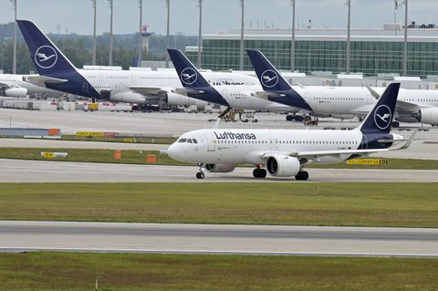 Flugzeug muss wegen "renitentem Passagier" Notlanden. (Archivbild) Foto: Malin Wunderlich/dpa Flugzeug muss wegen "renitentem Passagier" Notlanden. (Archivbild) Foto: Malin Wunderlich/dpa