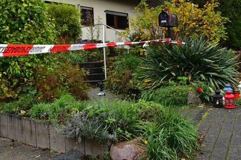 Drei Mitglieder einer Familie sind tot in einem Haus in Solms gefunden worden. Foto: Peter Knapp/dpa