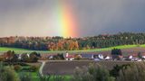 26. Oktober: Am Ende des Regenbogens Unlingen, Deutschland. Das Sturmtief "Joshua" zieht weiter über Deutschland. Neben Wind und Regen sorgt es aber auch für kurze schöne Momente. In Baden-Württemberg etwa entstand ein greller Regenbogen vor dunklen Wolken
