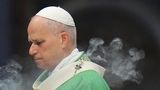 26. Oktober: Eingeräuchert Vatikanstadt, Vatikan. Nanu! Schon wieder weißer Rauch im Vatikan? Papst Leo XIV. leitet die Messe im Petersdom für die Teilnehmer der dritten und letzten Sitzung der 16. ordentlichen Generalversammlung der Bischofssynode – traditionell mit viel Weihrauch