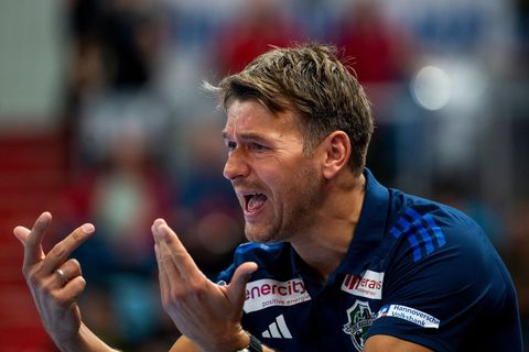 Trainer Christian Prokop und die TSV Hannover-Burgdorf hatten den SC Magdeburg zu Gast. Foto: Julius Frick/dpa