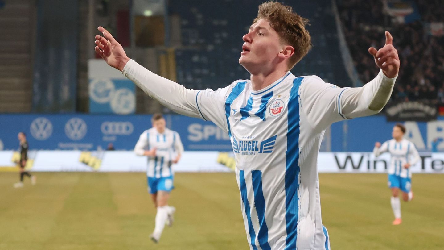 Traf zweimal zum Sieg gegen Viktoria Köln: Hansa Rostocks Ryan Naderi (Archivbild) Foto: Bernd Wüstneck/dpa Traf zweimal zum Sieg gegen Viktoria Köln: Hansa Rostocks Ryan Naderi (Archivbild) Foto: Bernd Wüstneck/dpa