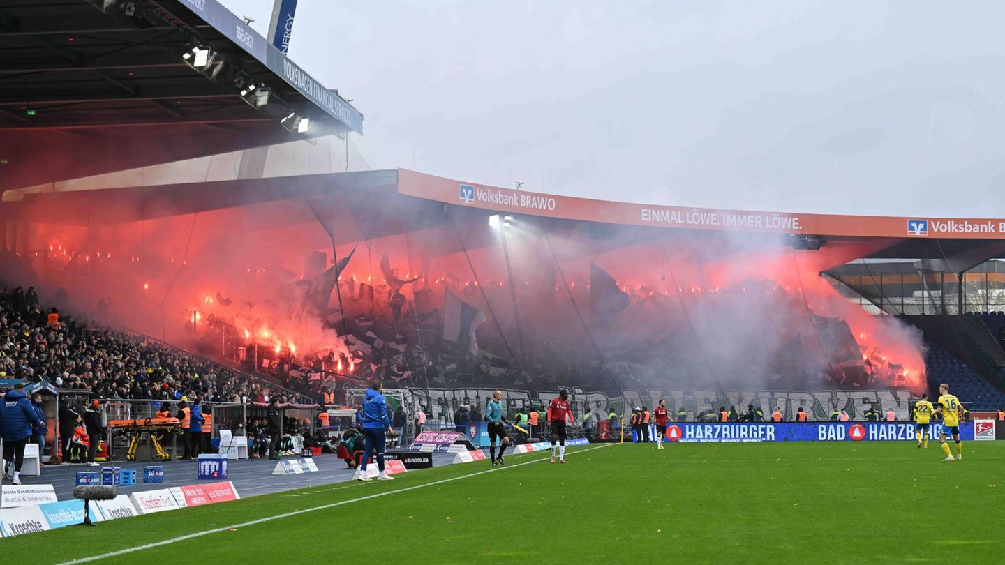 Pyrotechnik m Fanblock von Hannover 96. Foto: Swen Pförtner/dpa Pyrotechnik m Fanblock von Hannover 96. Foto: Swen Pförtner/dpa