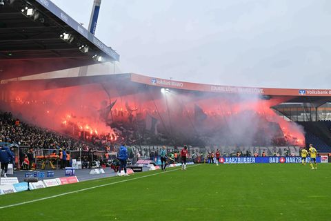 Pyrotechnik m Fanblock von Hannover 96. Foto: Swen Pförtner/dpa