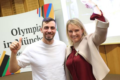 Kanute Sideris Tasiadis und Ex-Skirennfahrerin Hilde Gerg setzen auf Olympia in München. Foto: Karl-Josef Hildenbrand/dpa Kanute Sideris Tasiadis und Ex-Skirennfahrerin Hilde Gerg setzen auf Olympia in München. Foto: Karl-Josef Hildenbrand/dpa