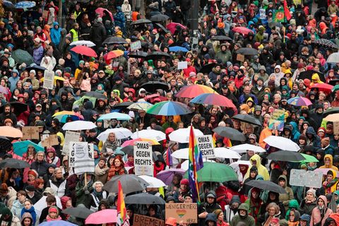 Rund 2.000 Menschen demonstrierten in Bremen. Foto: Focke Strangmann/dpa