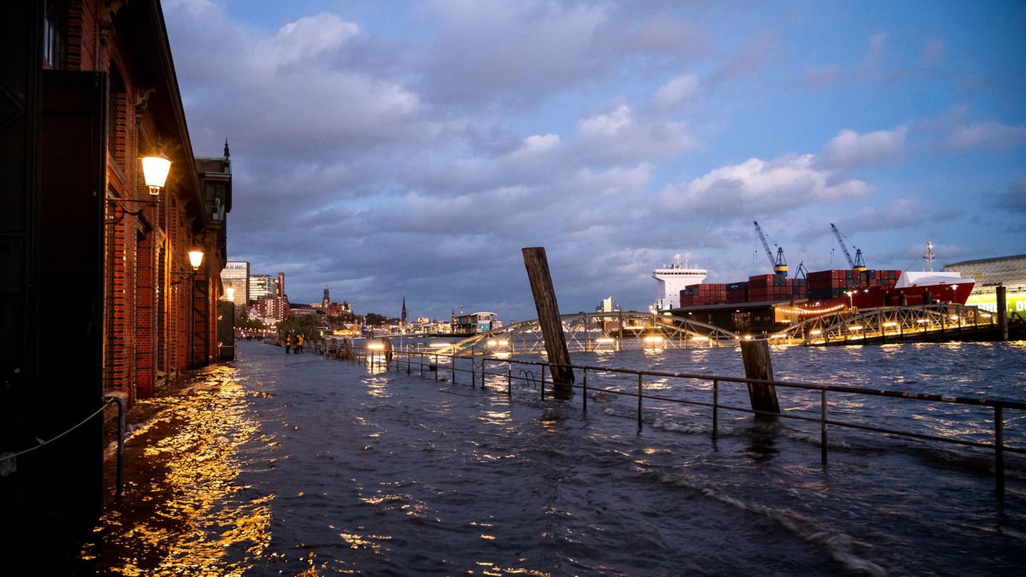 Am Fischmarkt in St. Pauli lässt eine Sturmflut das Wasser der Elbe über die Kaikante schwappen. (Archivbild) Foto: Daniel Bockw Am Fischmarkt in St. Pauli lässt eine Sturmflut das Wasser der Elbe über die Kaikante schwappen. (Archivbild) Foto: Daniel Bockw