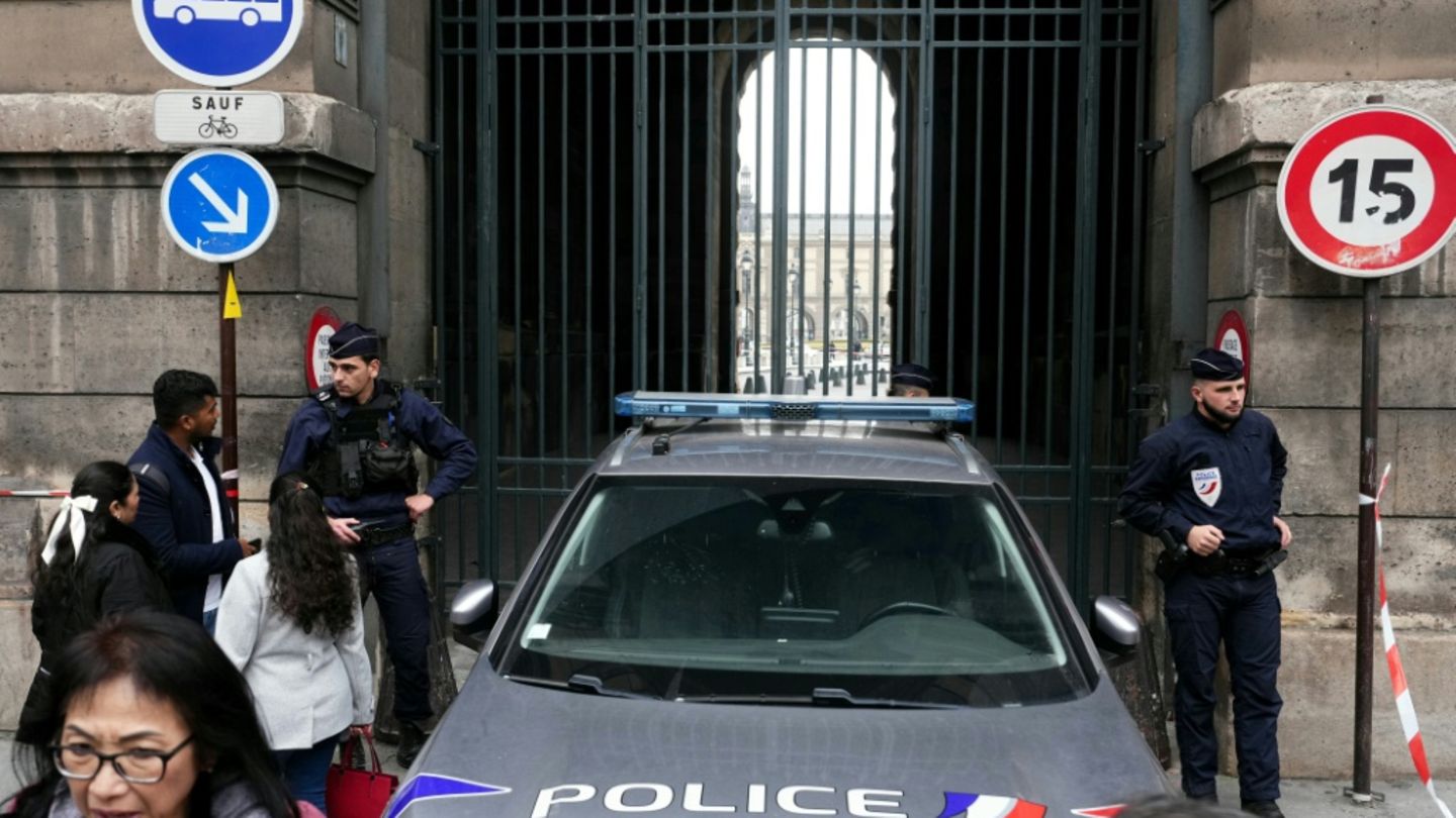 Polizei vor dem Louvre Polizei vor dem Louvre