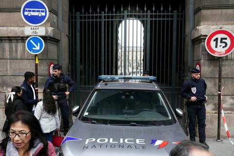 Polizei vor dem Louvre