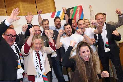 Die Befürworter bejubeln das Ja der Münchner Bürger für eine Olympia-Bewerbung. Foto: Karl-Josef Hildenbrand/dpa