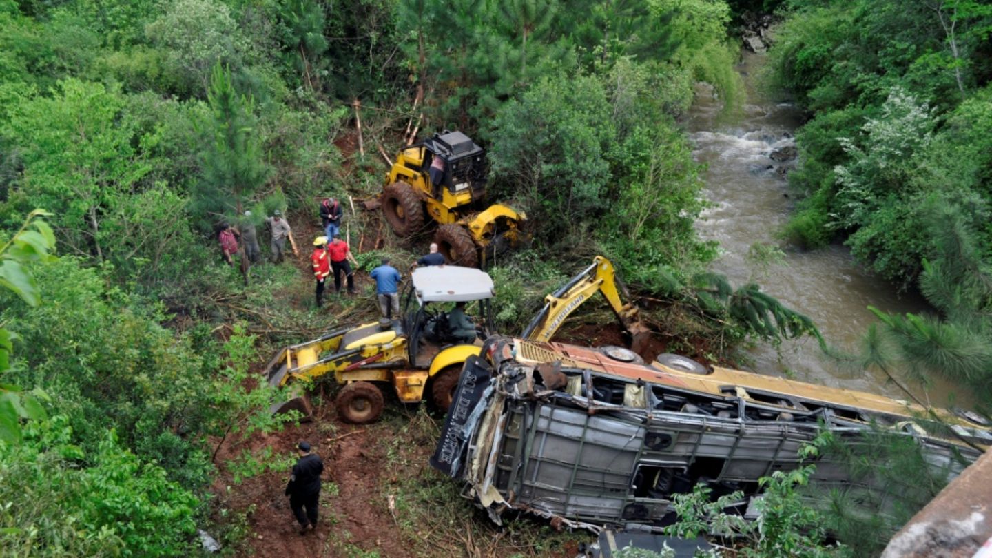 Einsatzkräfte am Unfallort in der Provinz Misiones Einsatzkräfte am Unfallort in der Provinz Misiones