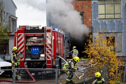 Noch ist unklar, warum das Feuer in Schleusingen ausgebrochen ist. Foto: Steffen Ittig/NEWS5/dpa